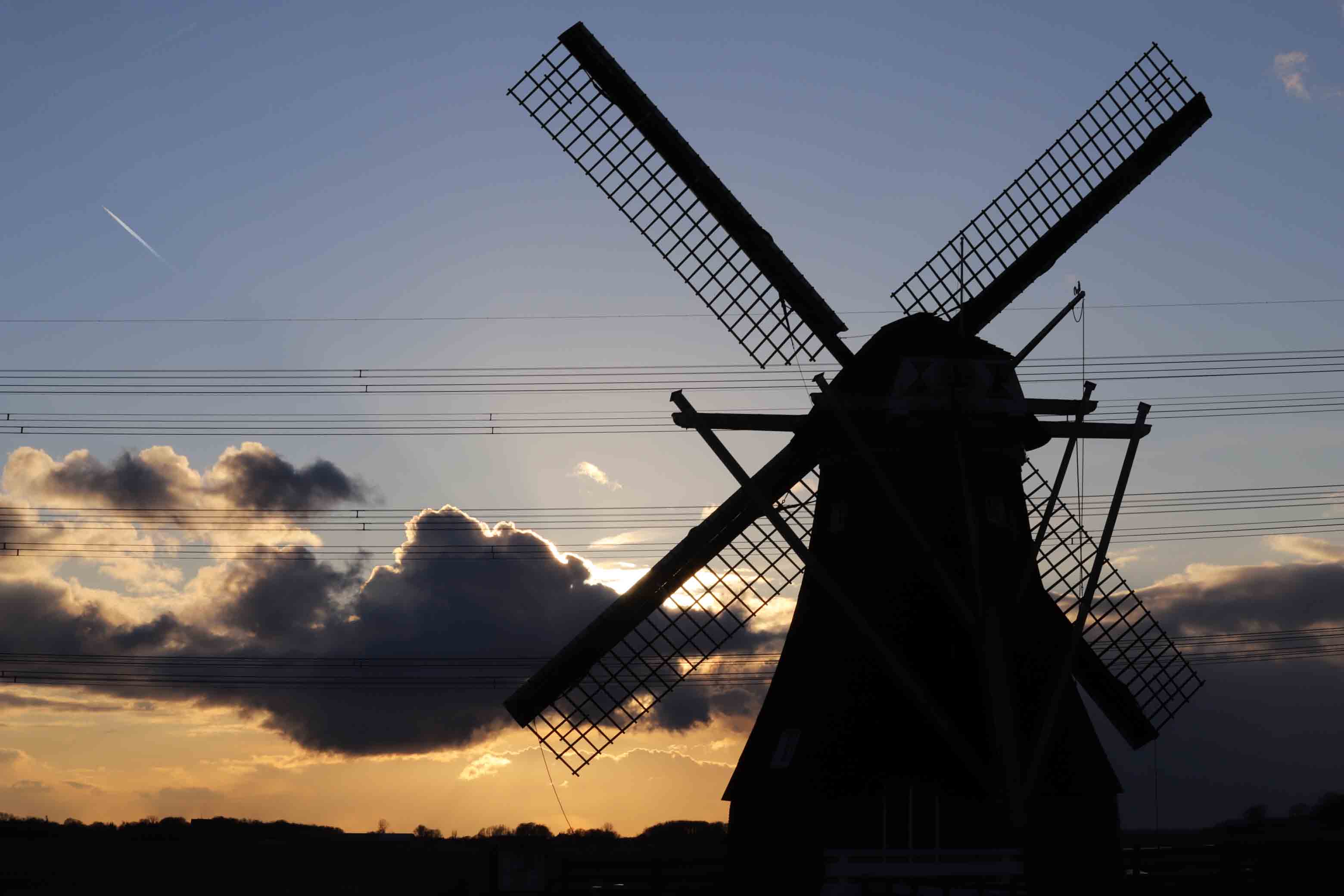 Windmolen bij zonsondergang.