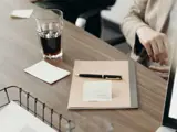 Vergadering aan tafel.